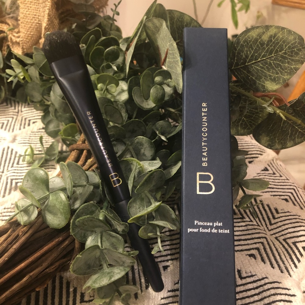 NIB-Beautycounter Flat Complexion Brush